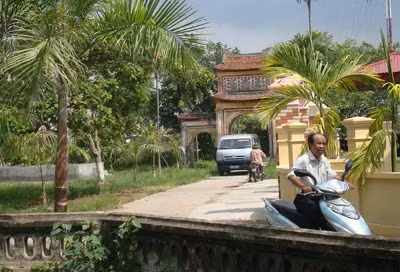 Cổng đình làng Giắng, nơi bọn giặc tra tấn man rợ anh Son.