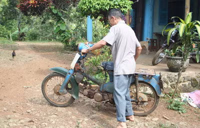 Các đồng chí, đồng đội thực hiện nghi thức phủ cờ tổ quốc lên linh cữu của đồng chí Tâm. Nhân chứng Đặng Văn Trưng dựng lại hiện trường của vụ án.