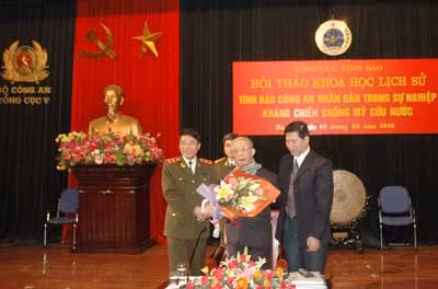 Ông Trần Quốc Hương (đứng giữa) tại buổi Hội thảo “Công an nhân dân trong sự nghiệp chống Mỹ, cứu nước” (Ảnh: Quốc Trung).