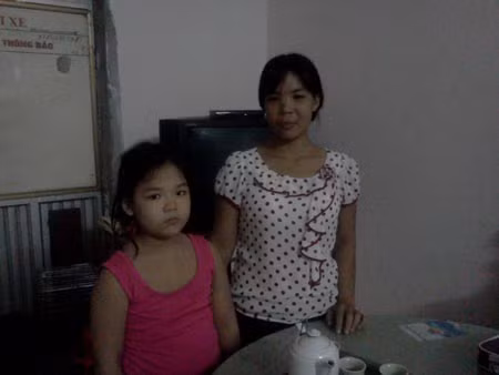 Sau một thời gian dài bị mẹ “Giam tù” tinh thần bé Huyền rất hoảng loạn.