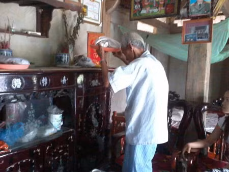 Ông Nhã đang làm “nèm” yêu cho một đôi vợ chồng giận nhau bằng áo của chính họ.