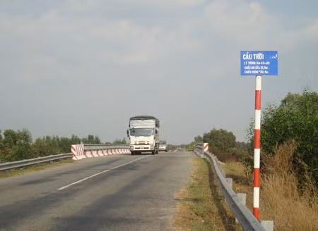 Cầu Trời đánh và bảng tên đã bị người dân xóa mất chữ "đánh".