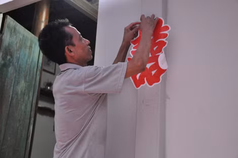 Nhìn chữ hỉ dán trên tường ông Tuyên không khỏi xót xa thương hai con trẻ.