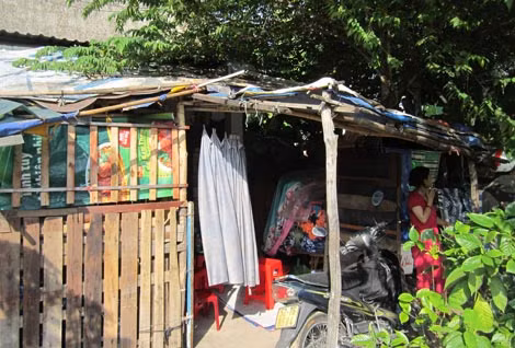 Nỗi buồn "câm nín" của người cha tội nghiệp ảnh 1