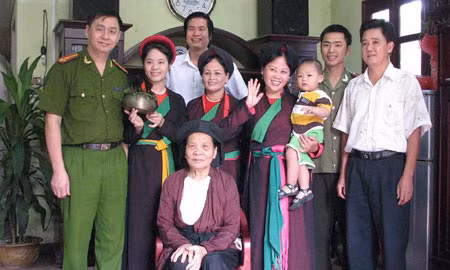 Thượng tá Nguyễn Văn Hùng cùng gia đình.