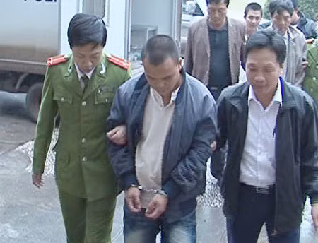 Thiếu tá Nguyễn Bá Thỏa (người ngoài cùng bên phải) đang dẫn giải đối tượng truy nã.
