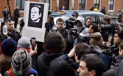 Ngày “ngồi tù” đầu tiên của ông chủ WikiLeaks ảnh 1