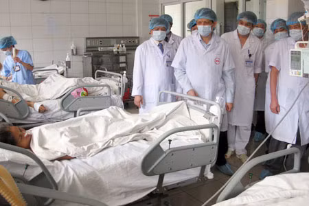 Lãnh đạo Bộ Y tế kiểm tra công tác sẵn sàng ứng phó với dịch cúm A/H7N9 tại Bệnh viện Bệnh nhiệt đới TW.