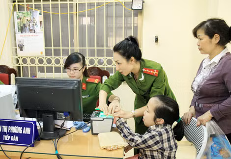Lực lượng Cảnh sát quản lý hành chính về trật tự xã hội hướng dẫn người dân trong việc cấp đổi CMND.