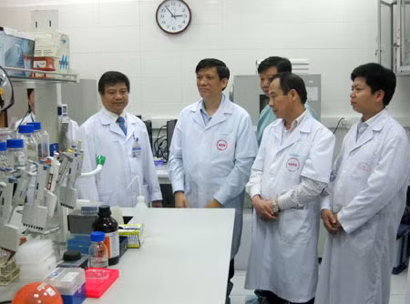 Lãnh đạo Bộ Y tế kiểm tra công tác chuẩn bị ứng phó với dịch cúm A/H7N9 ở Bệnh viện Bệnh nhiệt đới TW.