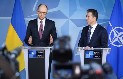 Thủ tướng Ukraina Arseniy Yatsenyuk (trái) và Tổng Thư ký NATO Anders Fogh Rasmussen trong cuộc họp báo ở Brussels.