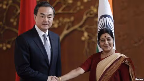 Ngoại trưởng Trung Quốc Vương Nghị (trái) và đồng nhiệm Ấn Độ Sushma Swaraj trước khi vào hội đàm tại New Delhi, ngày 8/6.