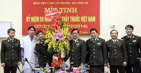 Tổng cục Hậu cần - Kỹ thuật chúc mừng các thầy thuốc CAND ảnh 2
