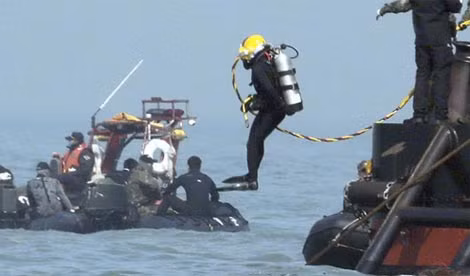 Một thợ lặn thiệt mạng khi tham gia tìm kiếm nạn nhân phà Sewol ảnh 1