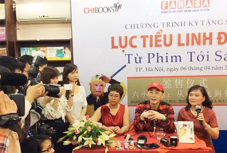Ngôi sao Lục Tiểu Linh Đồng giao lưu với người hâm mộ.
