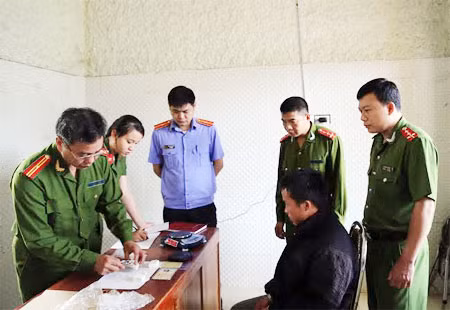 Các lực lượng chức năng tiến hành mở niêm phong, lấy mẫu ma túy mang đi giám định.