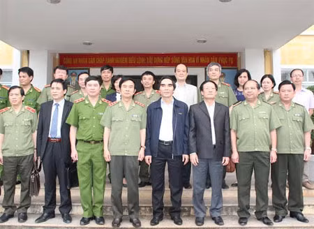 Lãnh đạo Liên Bộ Công an, Tài chính, Kế hoạch- Đầu tư và các đại biểu dự buổi kiểm tra tại Bộ Tư lệnh Cảnh sát cơ động.