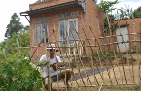 Ông Minh đang gia cố cổng để ngăn người ngoài vào giải cứu con gái.