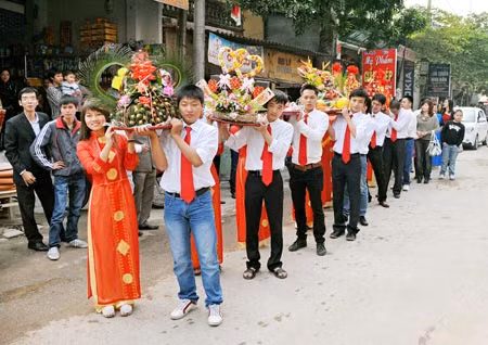Một đám cưới tại thị trấn Yên Lạc được tổ chức theo lệ làng.