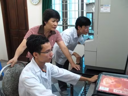 Cán bộ đang làm xét nghiệm ADN.