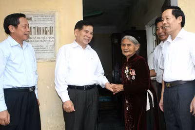 Chủ tịch nước Nguyễn Minh Triết đến thăm và tặng quà Bà mẹ Việt Nam Anh hùng Trần Thị Lơ, 87 tuổi, ở xã Gia Hưng, huyện Gia Viễn. Ảnh: TTXVN