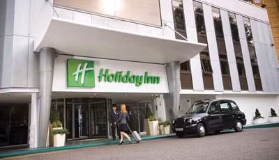 Khách sạn 4 sao Holiday Inn London-Kensington Forum với dịch vụ làm nóng nệm giường.