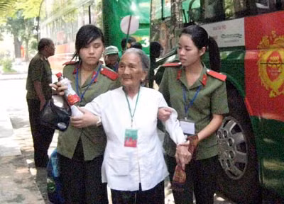 Học viên Học viện An ninh nhân dân đang ân cần bên các mẹ Việt Nam Anh hùng.