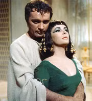 Liz Taylor và Richard Burton trong “Nữ hoàng Cleopatra”. Elizabeth Taylor đến dự lễ trao giải Britannia Awards lần thứ 14 năm 2005. Bà nhận Giải thưởng Britannia Nữ diễn viên xuất sắc về Nghệ thuật Giải trí Quốc tế.
