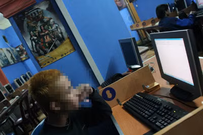 Dù có quy định đóng cửa trước 23h nhưng nhiều quán game vẫn mở thâu đêm. Ngoài những trò chơi vô bổ thì các loại chat kích thích là khá phổ biến.