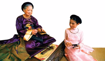 Nghệ nhân ca trù Kim Đức đang truyền nghề cho học trò.