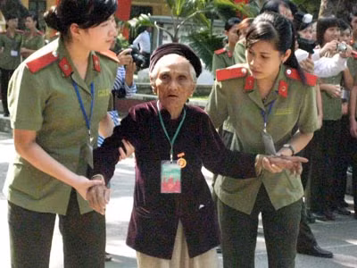 Học viên Học viện An ninh nhân dân đang ân cần bên các mẹ Việt Nam Anh hùng.