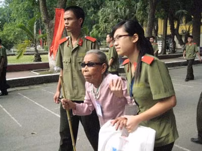 Học viên Học viện An ninh nhân dân đang ân cần bên các mẹ Việt Nam Anh hùng.
