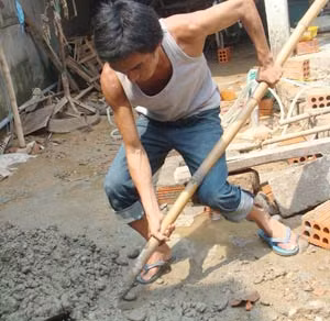 Để có tiền nuôi các em ăn học, hằng ngày Lập đều bám công trình làm việc.