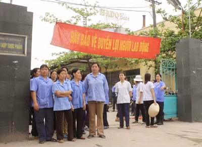 Lao động tập trung yêu cầu giải quyết việc làm tại trụ sở công ty.