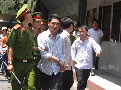 Tài (đi đầu) cùng đồng bọn sau phiên xử.