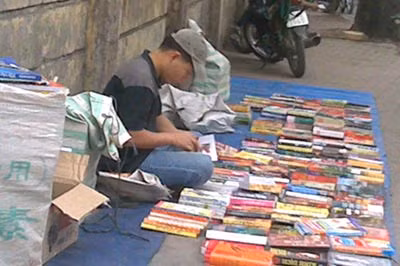 Phải xử lý nghiêm những điểm kinh doanh sách lậu (Ảnh: T.Huy).