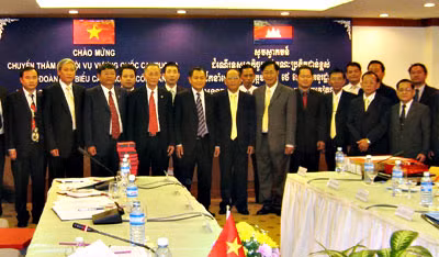 Các đại biểu tại buổi hội đàm.
