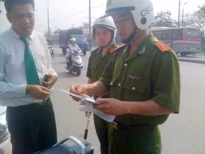 CSTT Công an Hà Nội xử phạt tài xế taxi đỗ, dừng xe sai quy định.