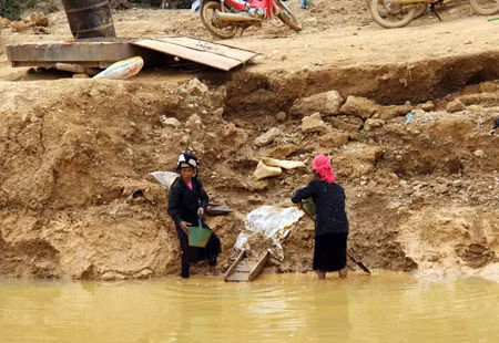 Suối Toong đục ngầu, như một vết thương lở loét vì nạn đào đãi vàng.