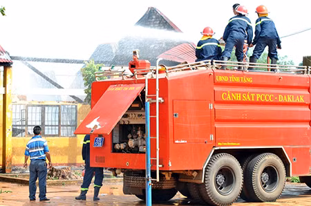 Xe chữa cháy và lực lượng đang nỗ lực dập tắt đám cháy. Toàn bộ khu nhà kho đã bị đổ sụp, cháy rụi hoàn toàn. Hàng trăm vật dụng của trường học đã được di chuyển ra ngoài.