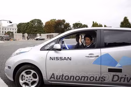 Thủ tướng Shinzo Abe thử nghiệm mẫu xe tự lái Nissan Leaf EV.