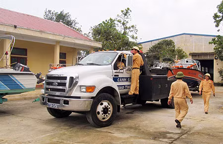 Lực lượng CSGT triển khai lực lượng giúp dân chống bão.