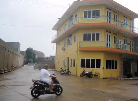 Văn phòng giao dịch của Công ty TNHH Đại An, ngay bên ngách là khu trạm cân và tập kết gỗ.