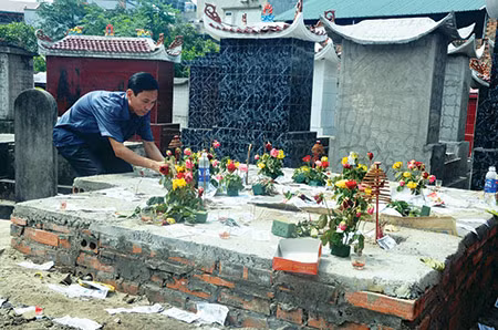 Để tập kết những ngôi mộ này về nghĩa trang Cọc lll gia đình ông Tân phải chi ngót nghét 1 tỷ đồng.