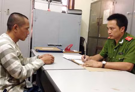 Đại úy Mai Hoàng đấu tranh với tội phạm.