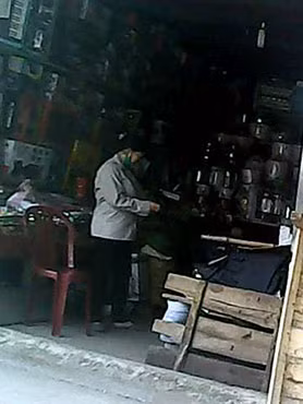 Chiếc ki ôt tối tăm dùng làm nơi cho khách ngồi đợi lấy hàng.