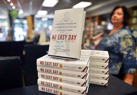 Cuốn “No easy day” của Matt Bissonnette với bút danh Mark Owen.