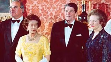 Từ trái qua phải: Thủ tướng Đức Kohl, Nữ hoàng Elizabeth II, Tổng thống Mỹ Ronald Reagan và "Bà đầm thép" M.Thatcher tại Cung điện Buckingham ngày 10/6/1984.