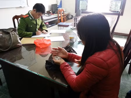 Chị Nguyễn Thị Hiền (Gia Lâm, Hà Nội) cay đắng vì bị lừa mua 2 túi hạt đậu với giá 27 triệu đồng.