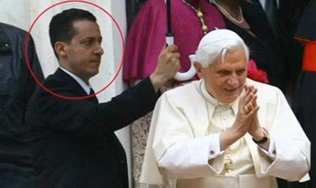 Paolo Gabriele, người cầm ô che cho Giáo hoàng Benedict XVI.